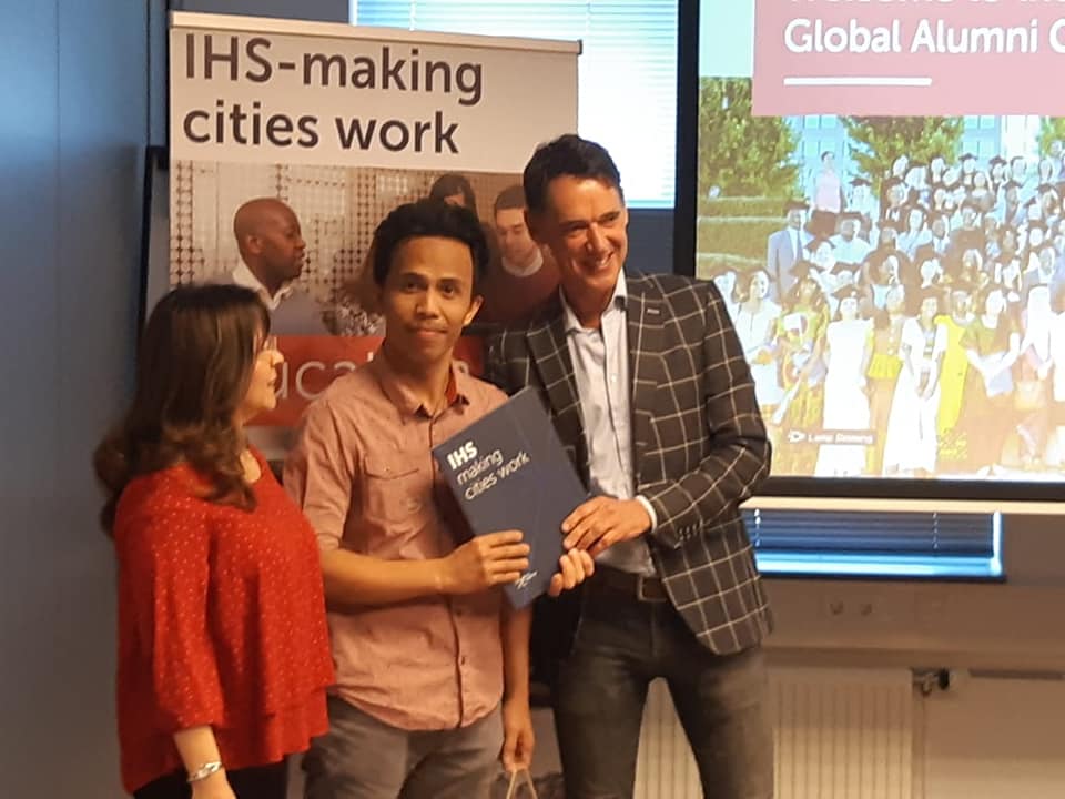 Armand N. Camhol receives his diploma from IHS Director Kees van Rooijen