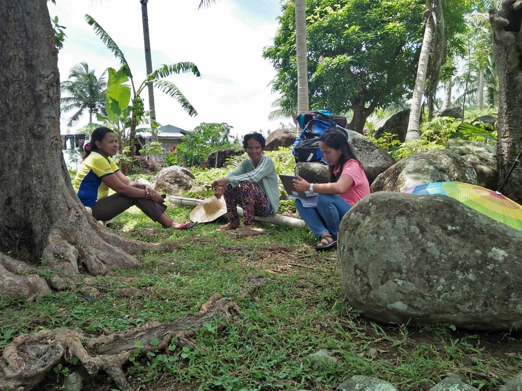  An interview by CAPI takes place underneath the shade of trees [Pinamalayan, Oriental Mindoro; July 2018]