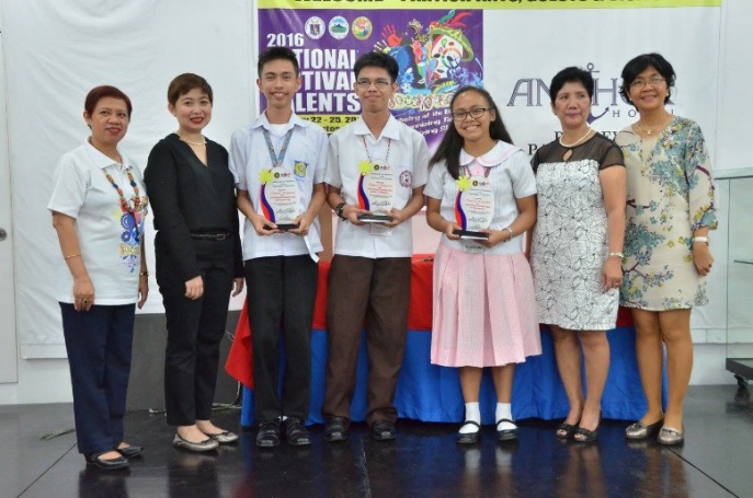 Prof. Grace Cruz (extreme right) with the victorious contestants in the 2016 National PopQuiz held in General Santos Cityy